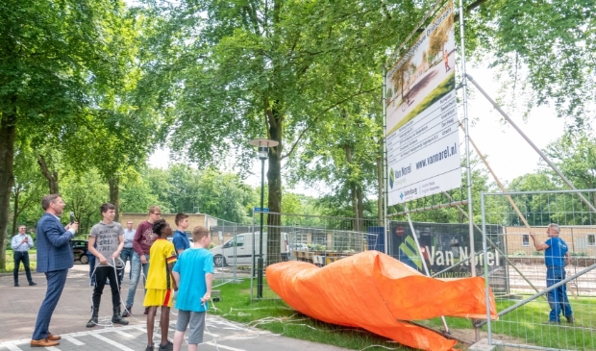 Voor de bouw is donderdag 8 juli de aftrap gegeven door vijf leerlingen van De DrieKansen. 