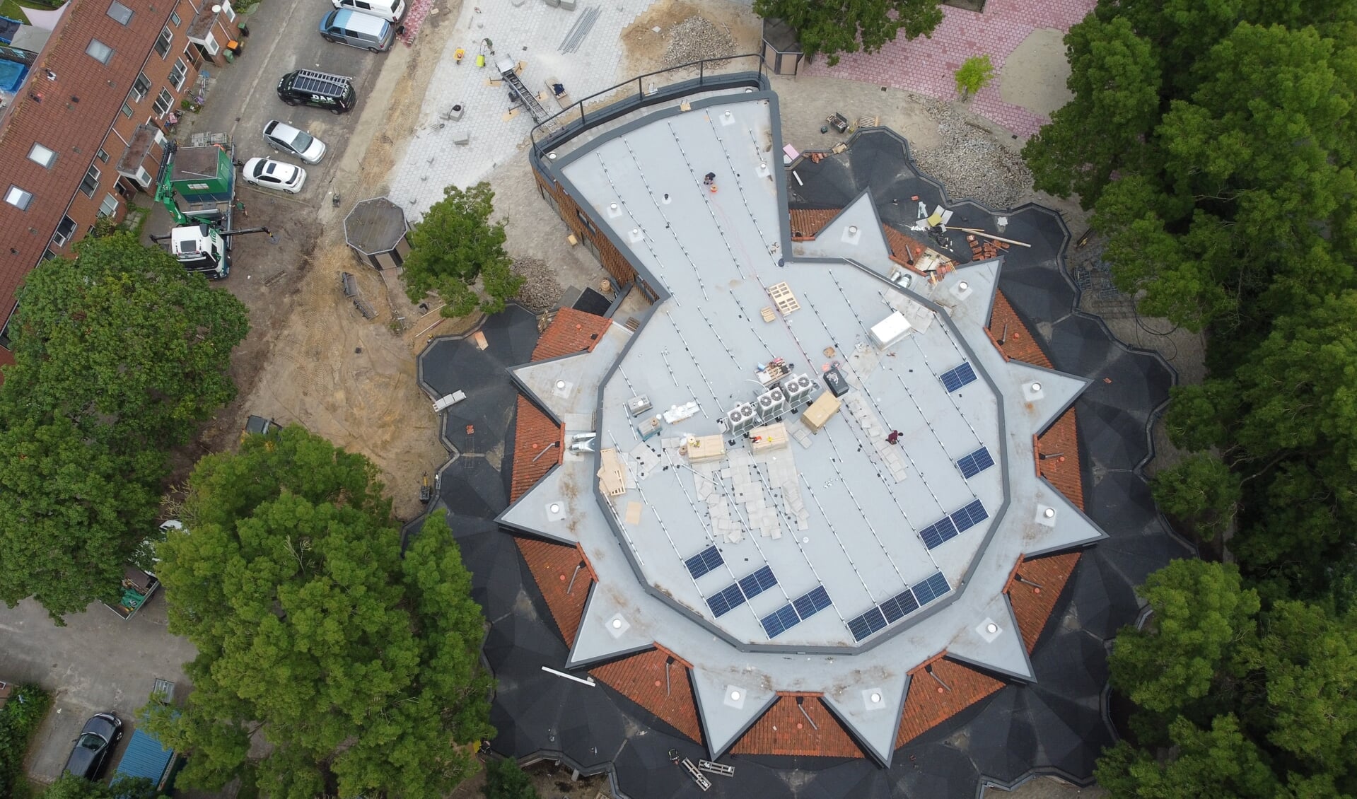 Het schoolgebouw vanuit de lucht. De zonnepanelen worden geïnstalleerd op het dak. 
