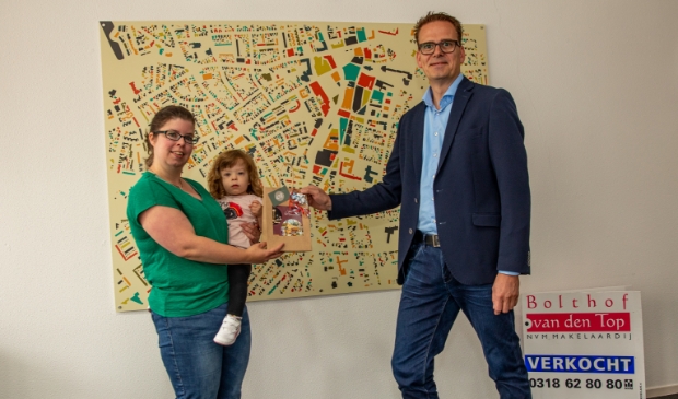 <p>Desirée Visser ontvangt de prijs uit handen van Jochem van den Top.</p>
