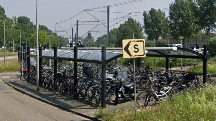 Fietsenstalling bij tramhalte in Westwijk.