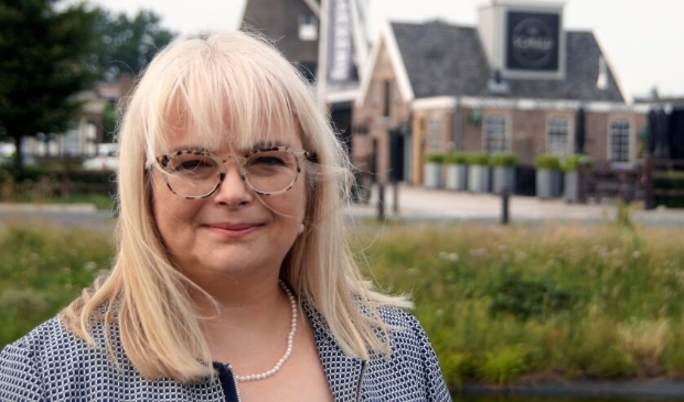 Diane Kassing uit Wezep legt op 29 september als griffier de eed/belofte af in de raadsvergadering.