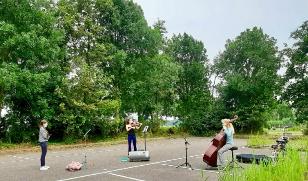 Repetitie op de parkeerplaats bij het Amstelbad