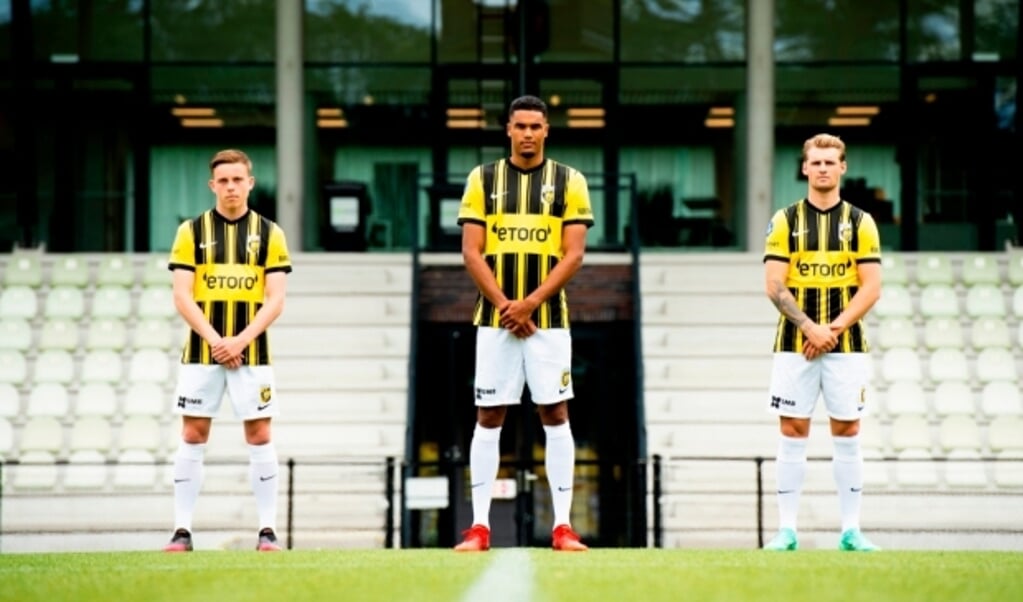 Vitesse presenteerde het nieuwe shirt, met daarop de naam van de nieuwe hoofdsponsor 'eTORO'.