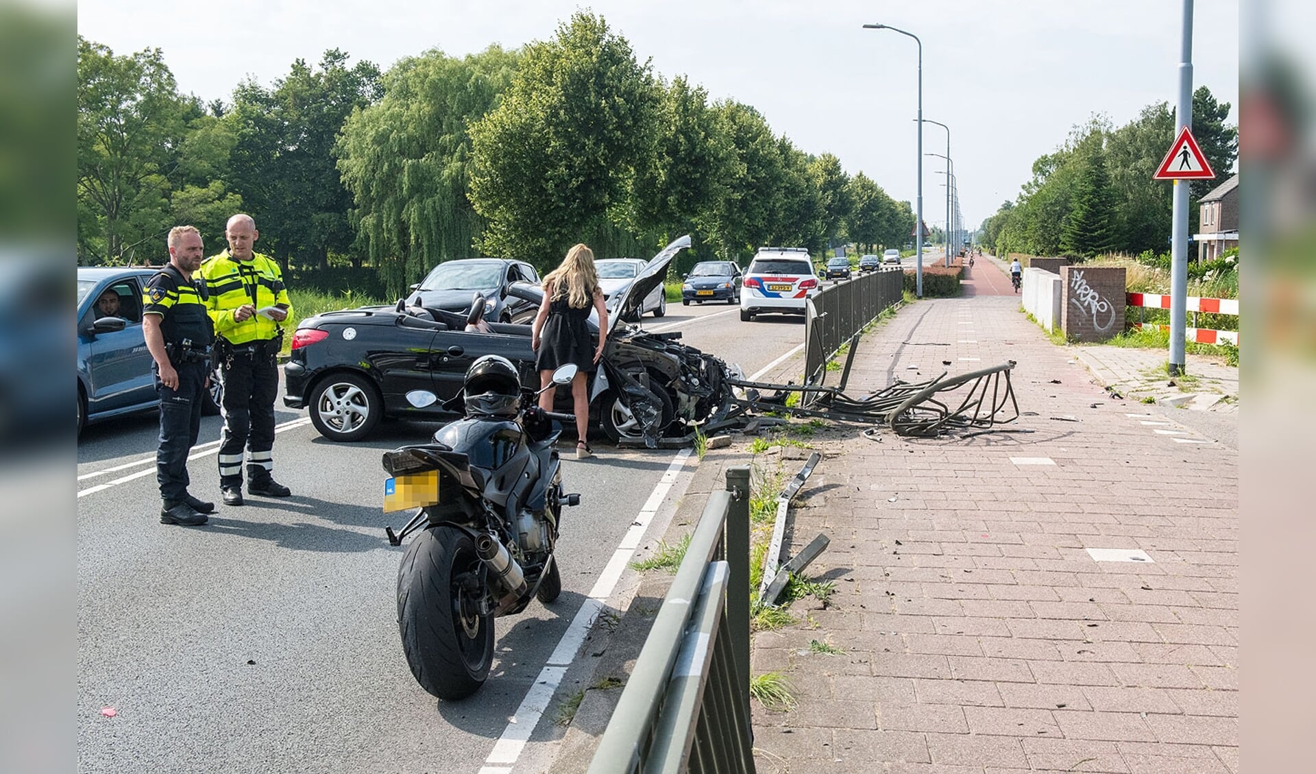 De vrouw bekijkt de schade van de auto.