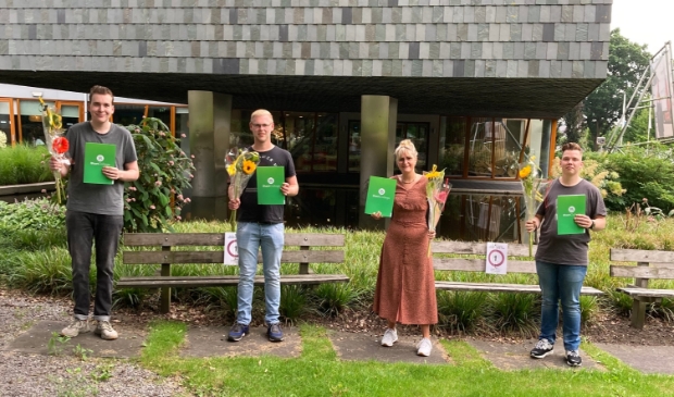 Studenten met diploma