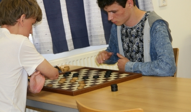 <p>Simon Harmsma (links) en Emre Hageman in verbeten gevecht tijdens de barrage. </p>