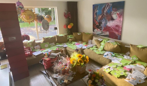 <p> De eerste zending kaarten en cadeaus die Frédérique inmiddels heeft ontvangen.</p>