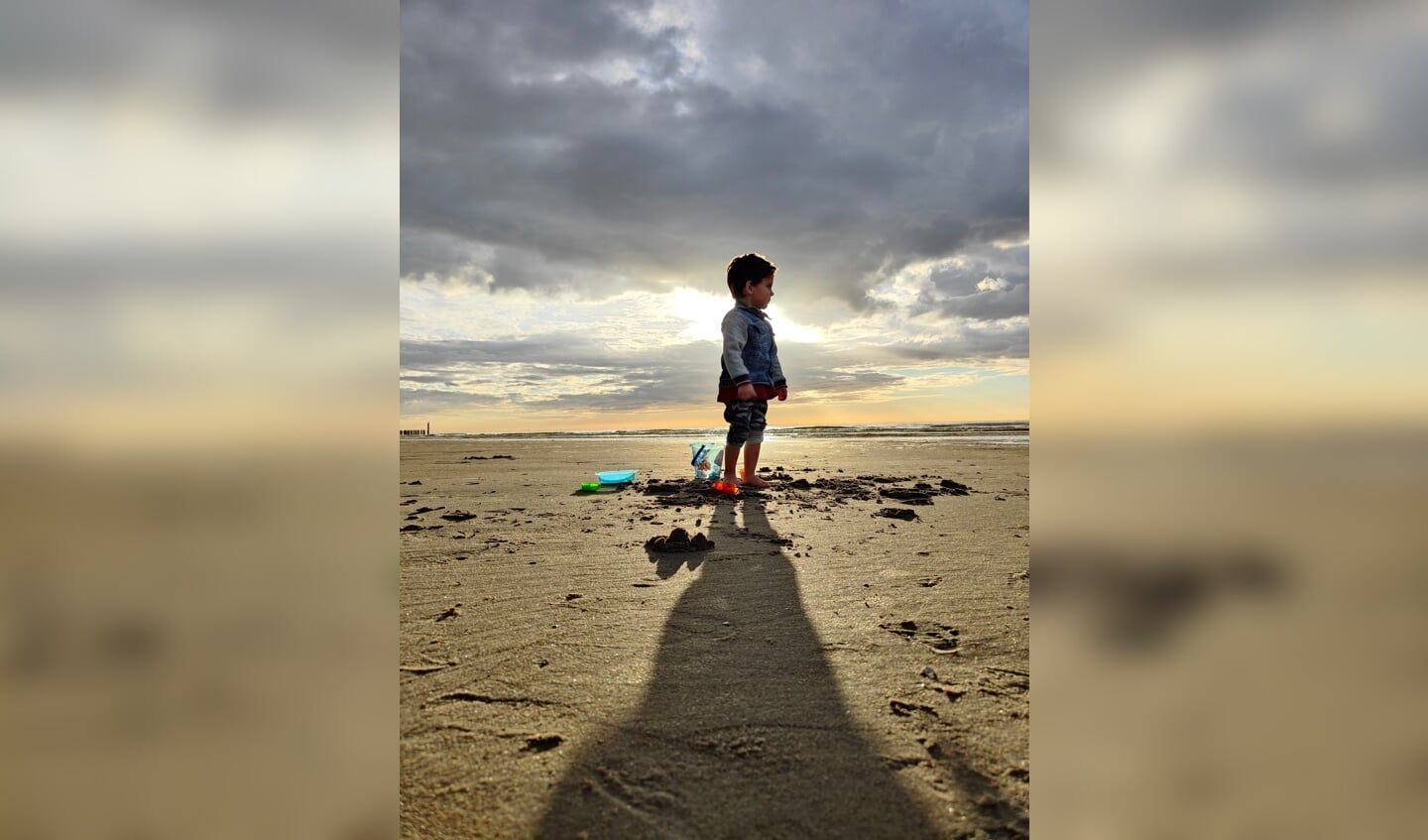'Sem's (2,5 jaar) allereerste ervaring met het strand en de zee. Volledig in zijn eigen wereldje nam hij alles in zich op. Overweldigd, ontroerd en onder de indruk in het prachtige Zeeuwse Domburg, mei 2021.'