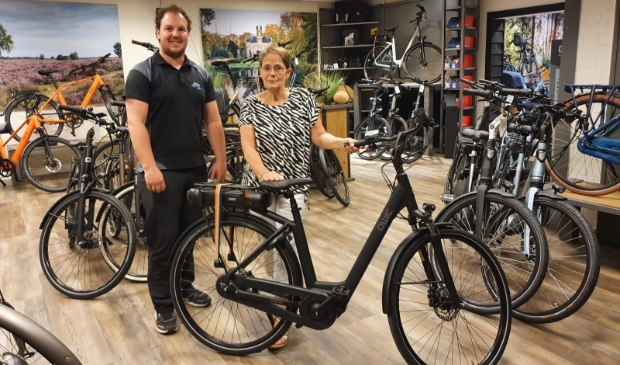<p>Harry Ligtrink overhandigt de elektrische fiets aan Jeanette Vermeij.</p>