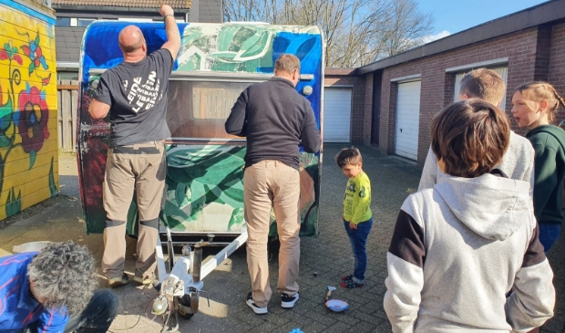 Caravan wordt geschilderd
