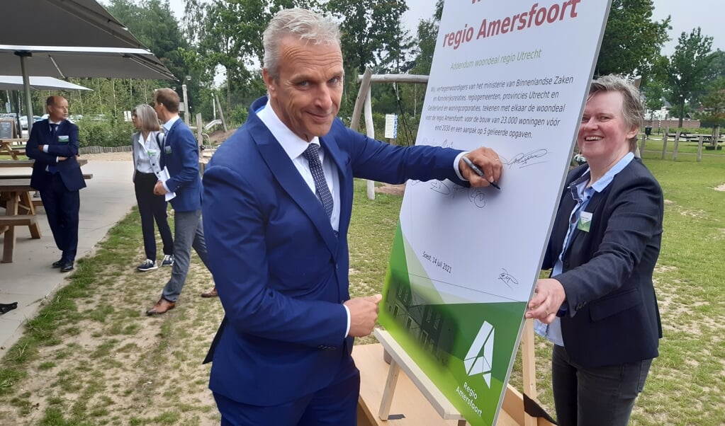 Wethouder Wim Vos tijdens het tekenen van de Woondeal: ,,KoopGarantwoningen helpen de doorstroming op de markt voor huurwoningen op gang te brengen.''
