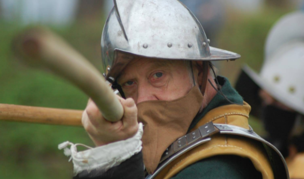 <p>Den Spiesdraegers uit 1625 brengen dit weekend een bezoek aan de Ruïne van Brederode.</p>