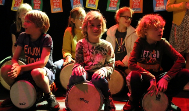 De bijeenkomst werd omlijst door optredens van een klas van de Ter Cleeffschool op slagwerkinstrumenten