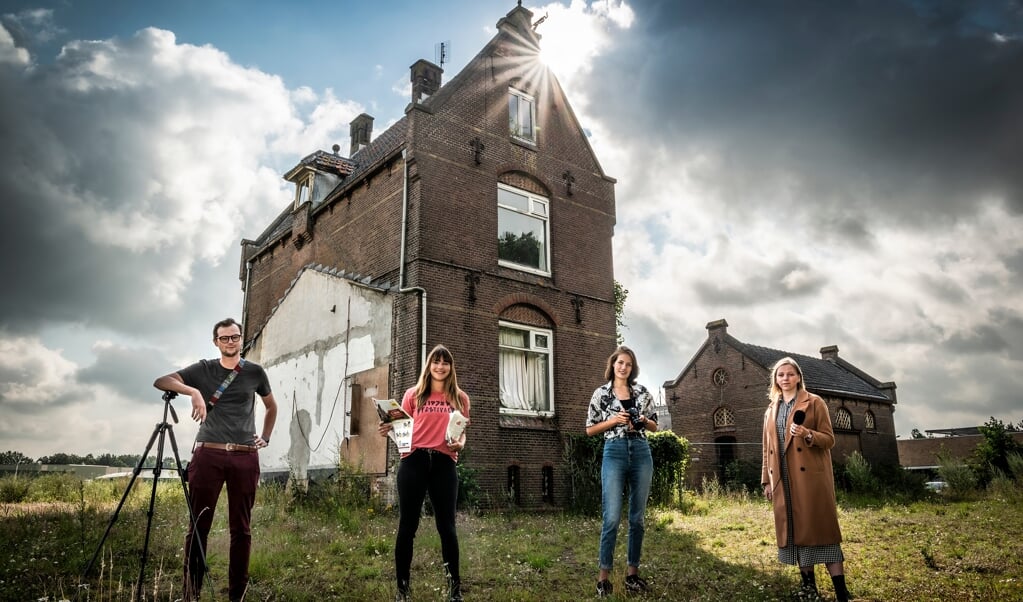 De journalisten  van Aurora Stories midden in hun gebied: Arjan Broekstra, Kim Rebergen, Esmee Lam en Emma Verbree. Bart van Rijswijk ontbreekt op de foto.