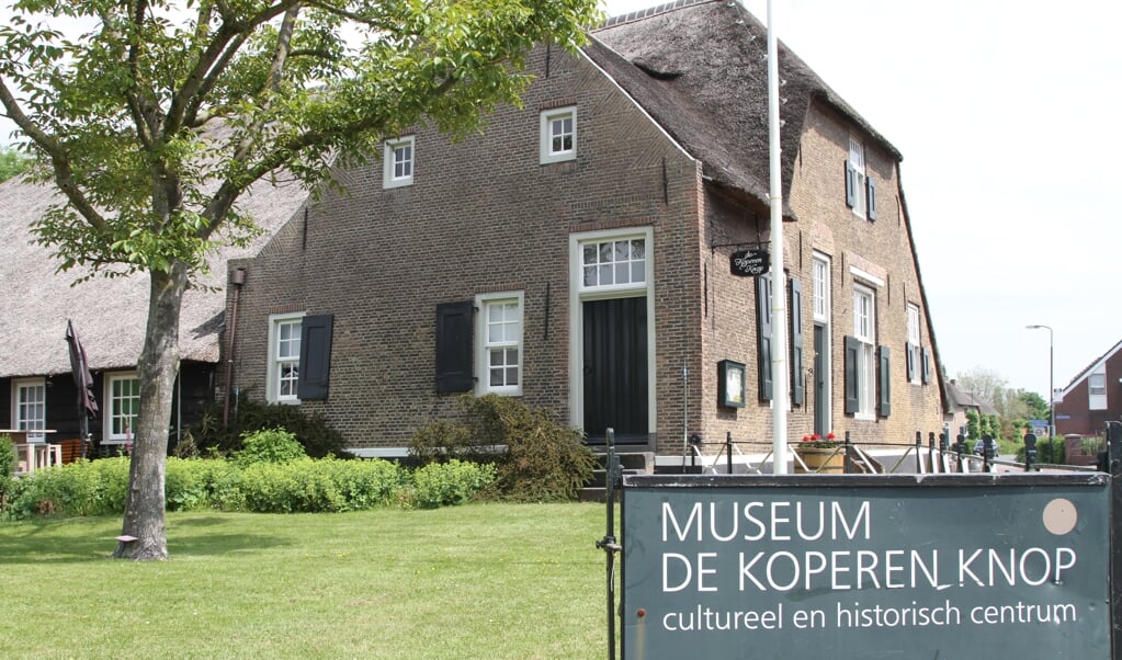 Het museum is sinds 1989 in een enorme boerderij aan de Binnendams in Hardinxveld-Giessendam gevestigd. 