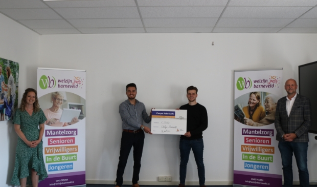 Niek Schlief en Ronald de Wilde overhandigen cheque van het Rabofonds aan Rooswitha van Triest en Bart van der Ven van Welzijn Barneveld.