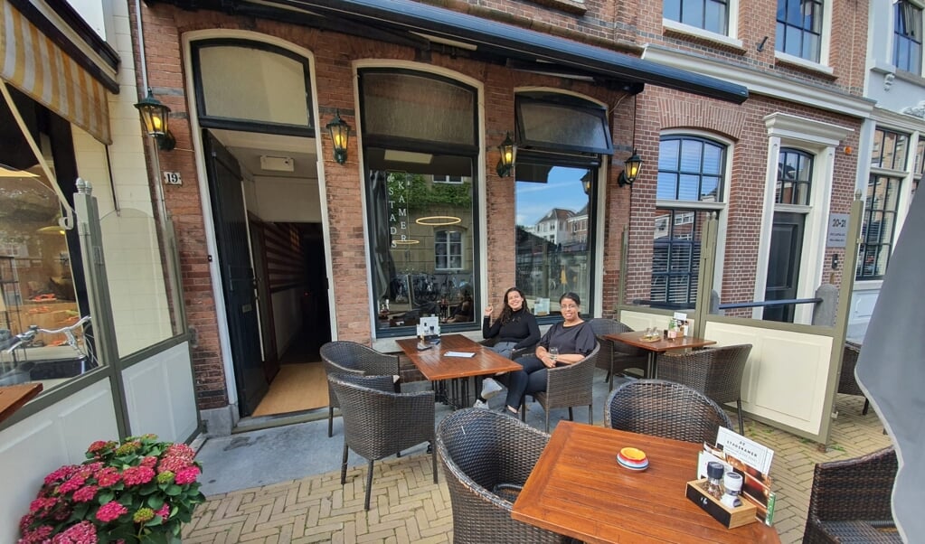 Tamara samen met haar dochter op het gezellige terras van de Stadskamer