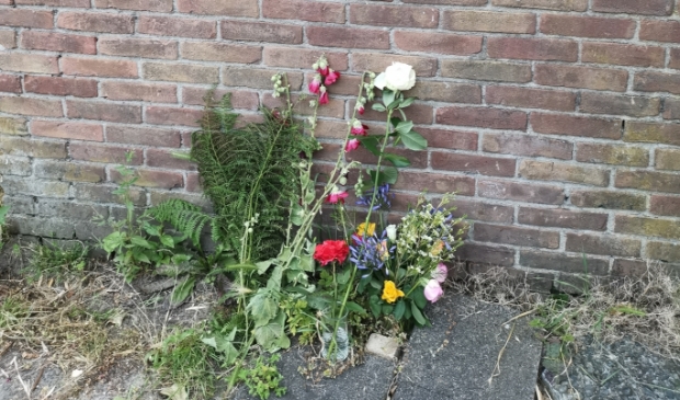 <p>Aan de achterkant van het huis aan de Borssenburg 48 in Amstelveen, waar Peter R. de Vries als kind heeft gewoond, hebben mensen bloemen gelegd na zijn overlijden.</p>