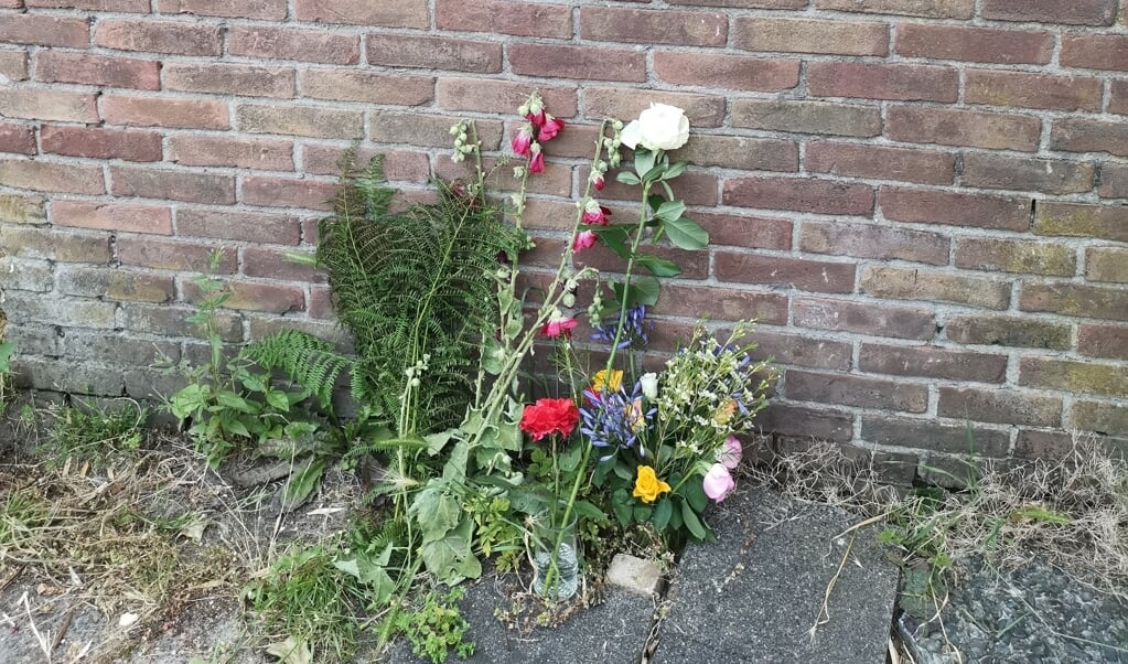 Aan de achterkant van het huis aan de Borssenburg 48 in Amstelveen, waar Peter R. de Vries als kind heeft gewoond, hebben mensen bloemen gelegd na zijn overlijden.