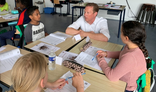 <p>Wethouder onderwijs Frank Berkhout nam een kijkje op de eerste schooldag.</p>