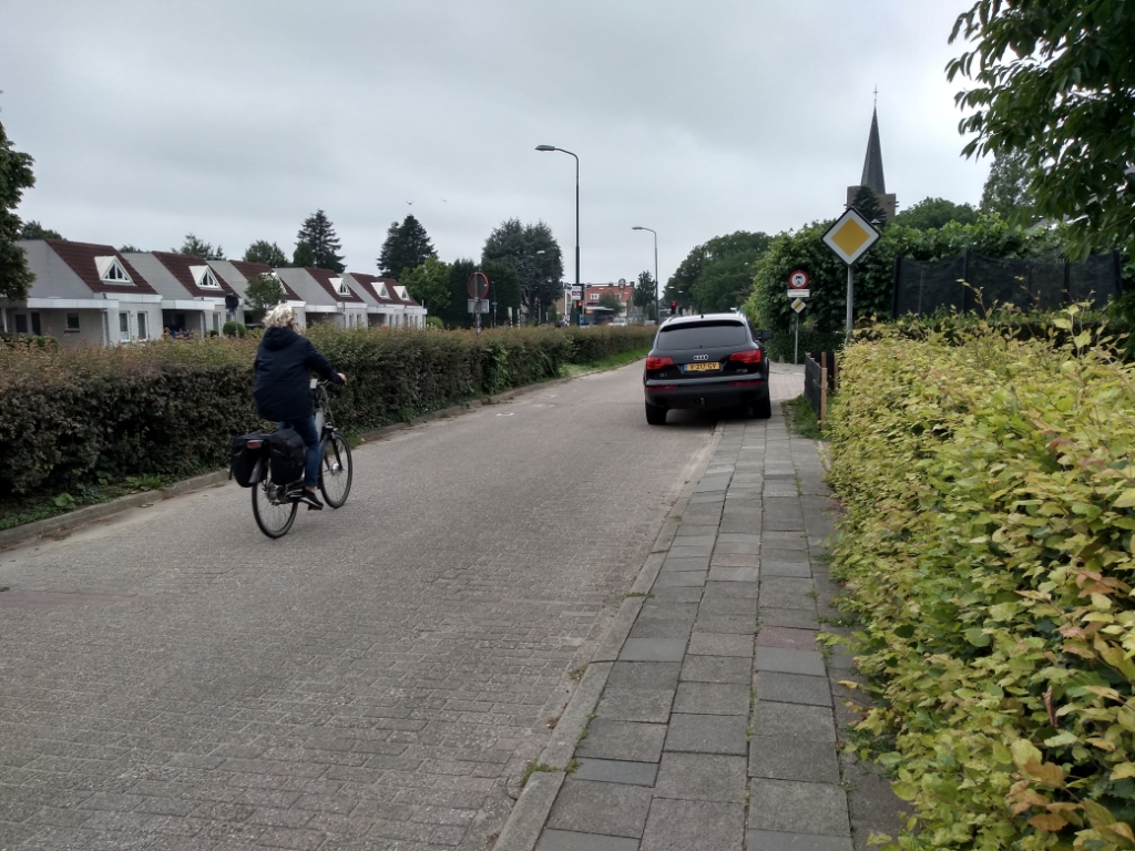 Wethouder Dekker heeft plannen om een snelfietstraat aan te leggen over de Parallelweg in Bunnik.