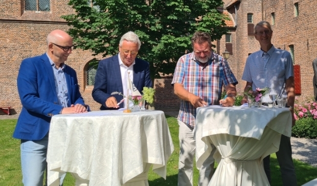 <p>De samenwerkingsovereenkomst werd op donderdag 22 juli door de betrokken VVV's getekend in de Kloostertuin van Museum Elburg.</p>