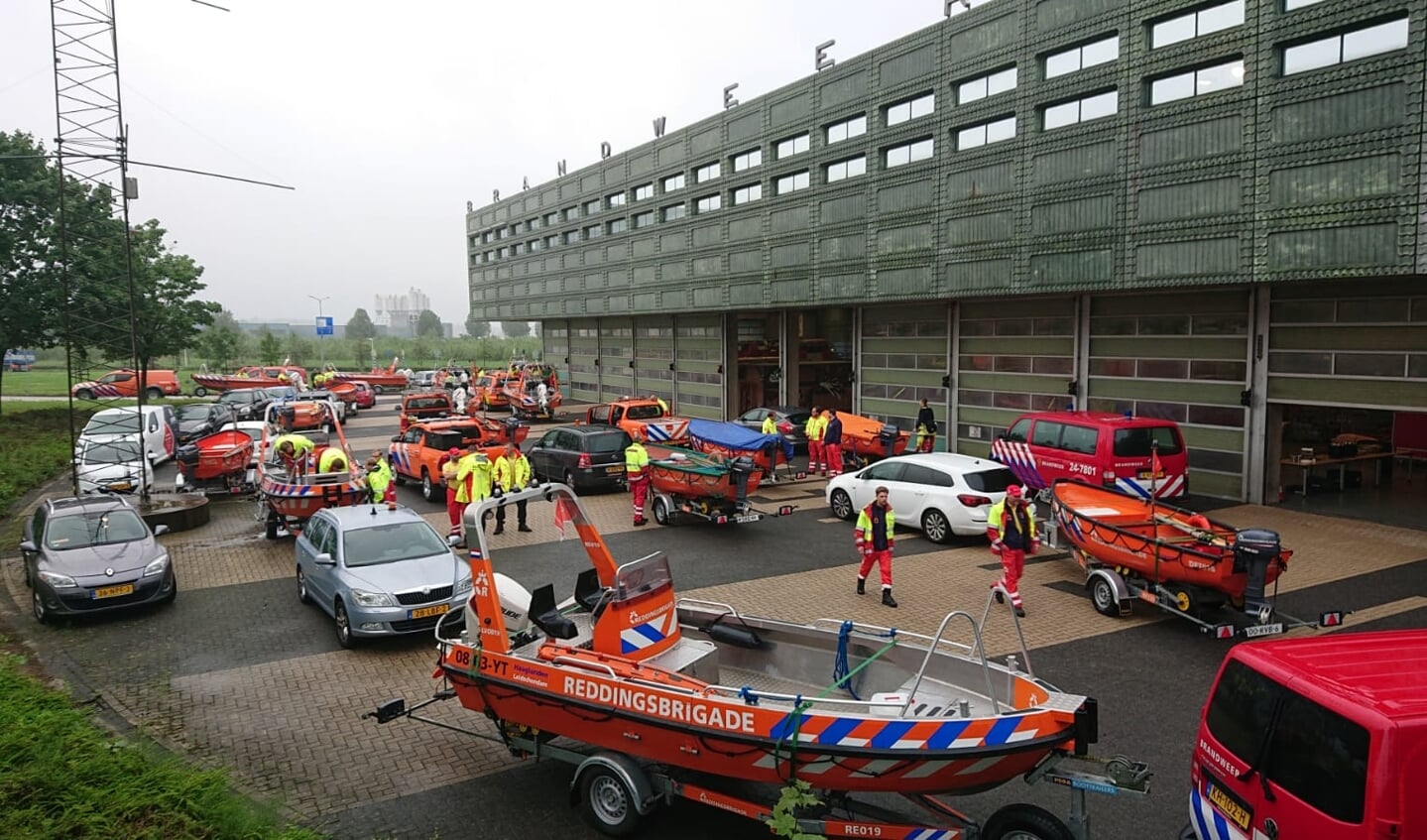 Alle voertuigen en vaartuigen bij brandweerpost Maastricht-Noord, klaar om ingezet te worden