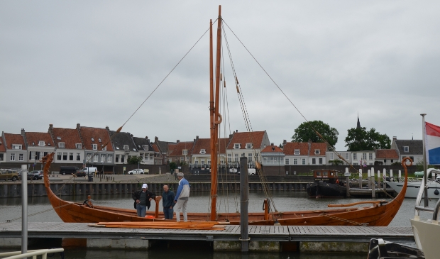 Het Vikingschip ligt in de Wijkse Stadshaven