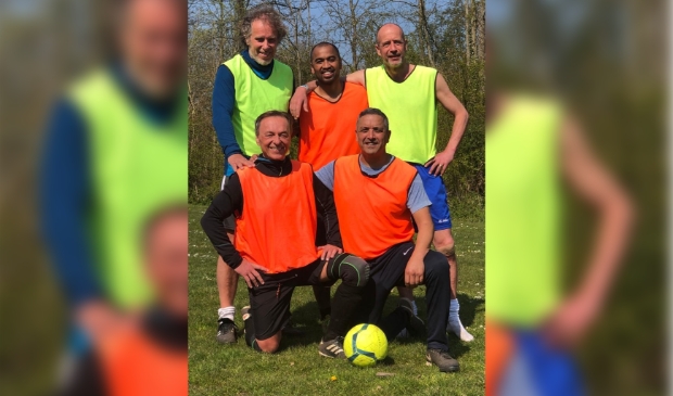 <p>Staand van links naar rechts: Maarten Bax, Dedy Sam en Laurens van der Drift. Geknield van links naar rechts: Wally Soltysik en Ben Kada.<br><br></p>