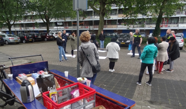 <p>Politieman Wilco Berenschot discussieert met bewoners van de Weegbreestraat. Volgens de agent spelen zij een cruciale rol in de wijk, in dit geval Smitsveen.</p>