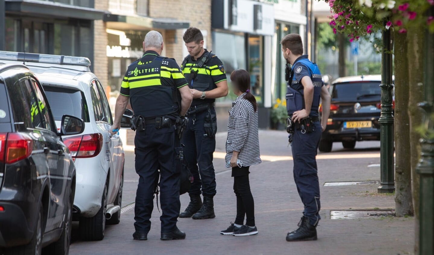 Zeker 1 aanhouding bij controle handhaving - politie in Baarn.
