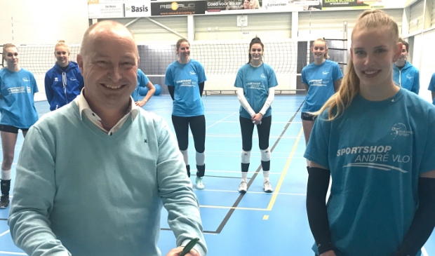 <p>Namens de directie van Baggerbedrijf de Boer, ondertekent Kees van de Graaf het sponsorcontract. Bij de Europacupwedstrijden prijkt het logo van het bedrijf op het shirt van Eline de Haan, die komend seizoen de stap van Dames 2 naar Dames 1 maakt.</p>