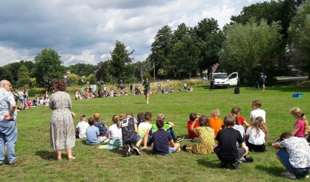 De roofvogelshow was een heel educatief programma-onderdeel! Meester Geurt genoot er van, bij zijn groep 8 natuurlijk.