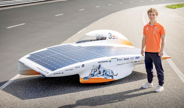 <p><em>Tibbe Lukkassen met zonneauto Nuna11.</em><br><br></p>