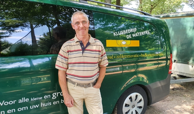 <p>Frank Vis bij zijn bus vlak voor het definitieve vertrek naar Drenthe</p>