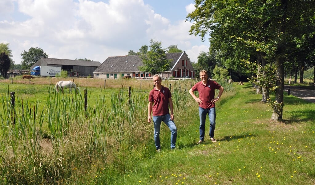 Henk Vroon (rechts) en Ronald van der Vight bij de Willemshoeve, de thuishaven van de herenboeren die mogelijk een publieke functie krijgt.   