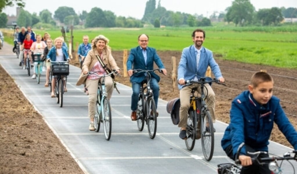 v.l.n.r.: Madeleine Bakker, wethouder gemeente De Bilt, Harry Prosman, leerkracht van de School met de Bijbel uit Maartensdijk en Arne Schaddelee, gedeputeerde provincie Utrecht. 