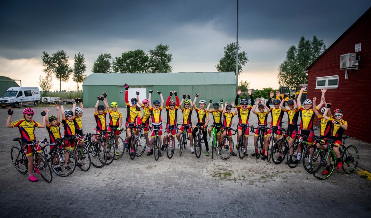 Als wegwielrenners na de jeugd doorstromen, kunnen ze kiezen hoe intensief ze willen trainen.