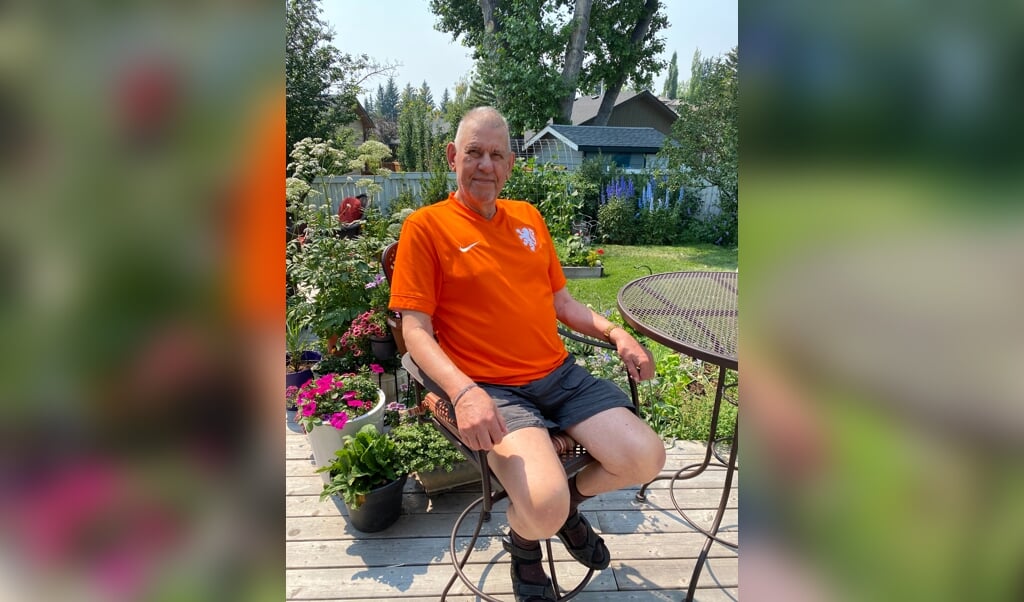 Addie Peetoom in oranjeshirt in de achtertuin van zijn dochter in Calgary.