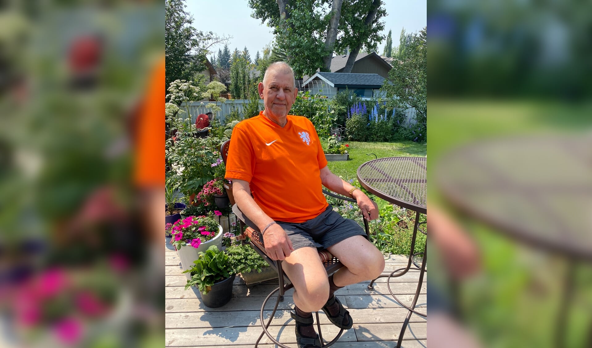 Addie Peetoom in oranjeshirt in de achtertuin van zijn dochter in Calgary.