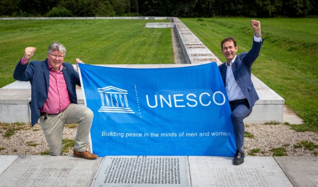 <p>Wethouder Jocko Rensen en gedeputeerde Rob van Muilekom bij de Limes</p>