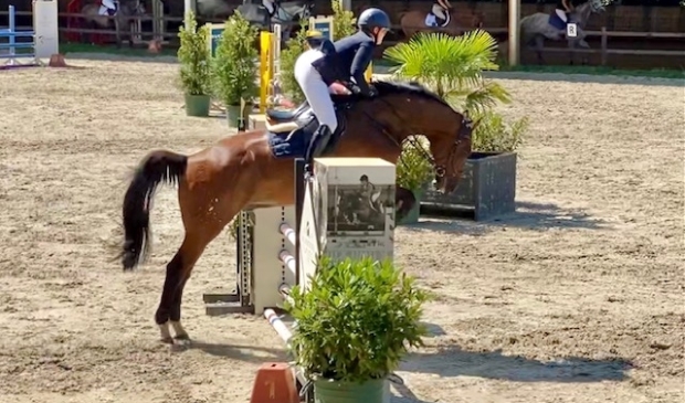 Thirza Korteweg en haar paard Jägermeister op weg naar de overwinning.