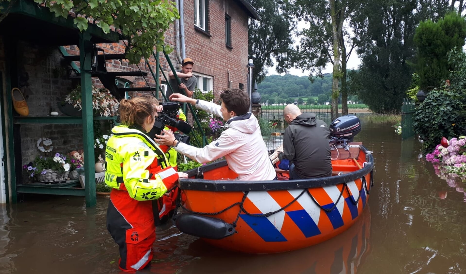 Ondersteuning aan cameraploeg RTL tijdens overstroming