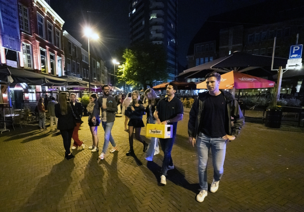 <p>Jongeren van begin twintig worden volgens het RIVM nu veruit het vaakst besmet met corona. </p>