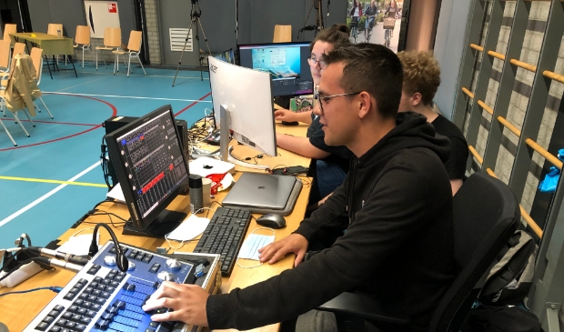 <p>Niels Beijnen in actie tijdens de examenviering van Christelijk College Groevenbeek met de groep Licht & Geluid. </p>