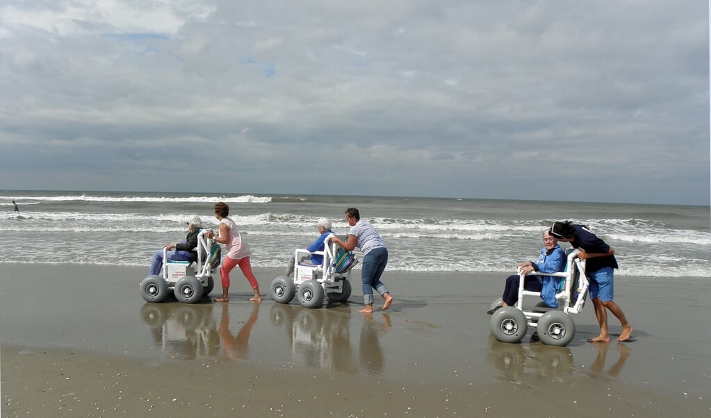 Het uitje naar het strand van Kijkduin is de topper in het activiteitenprogramma van de afdeling Soest van de Zonnebloem.