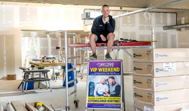 <p>Eelco Sjabbens in de ruimte onder de Action aan de Stadspoort 2 waar Anytime Fitness gevestigd is.</p>