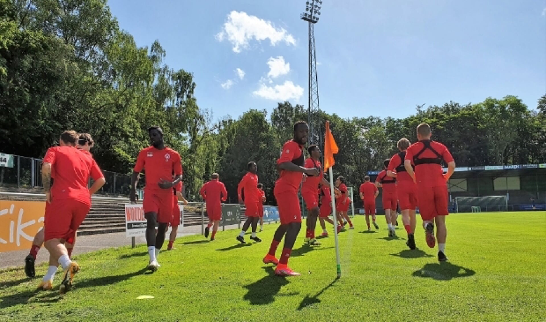 Onder stralende omstandigheden bereid KV Kortrijk zich op 'De Berg' voor op het nieuwe seizoen.