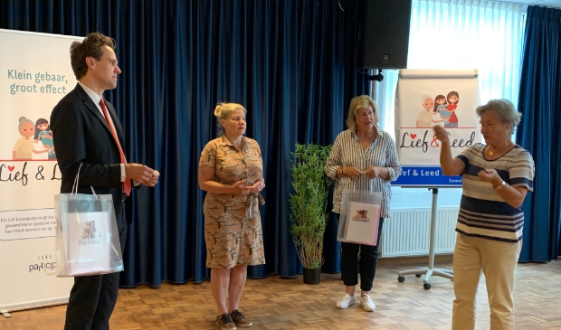 <p>Wies Drijver en Louke Redeker ontvangen voor Kruitmolen/ Amsteldijk Zuid een Lief & Leedpotje van wethouder Marijn van Ballegooijen (Zorg en Welzijn) en Sandra van Engelen (raadslid CDA en initiatiefnemer van Lief & Leedstraten in Amstelveen).</p>
