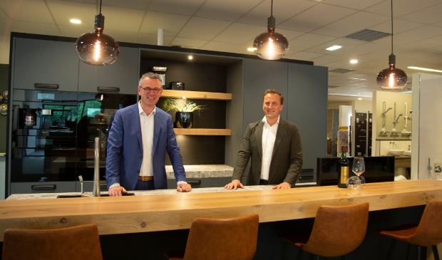 <p>Albert Fieret (links) en Ronnie Schut bij Van de Pol bouwen & wonen. </p>